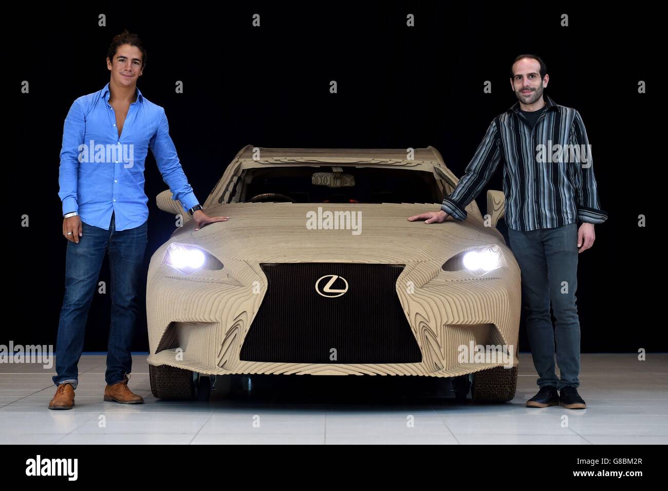 Ruben Marcos des balances et des modèles (à droite) et Daniel Ryan de LaserCut Works , posent à côté de la pleine grandeur inspirée par l'origami Lexus EST Saloon qu'ils aident à construire, comme il est dévoilé au siège de Toyota à Surrey. Banque D'Images
