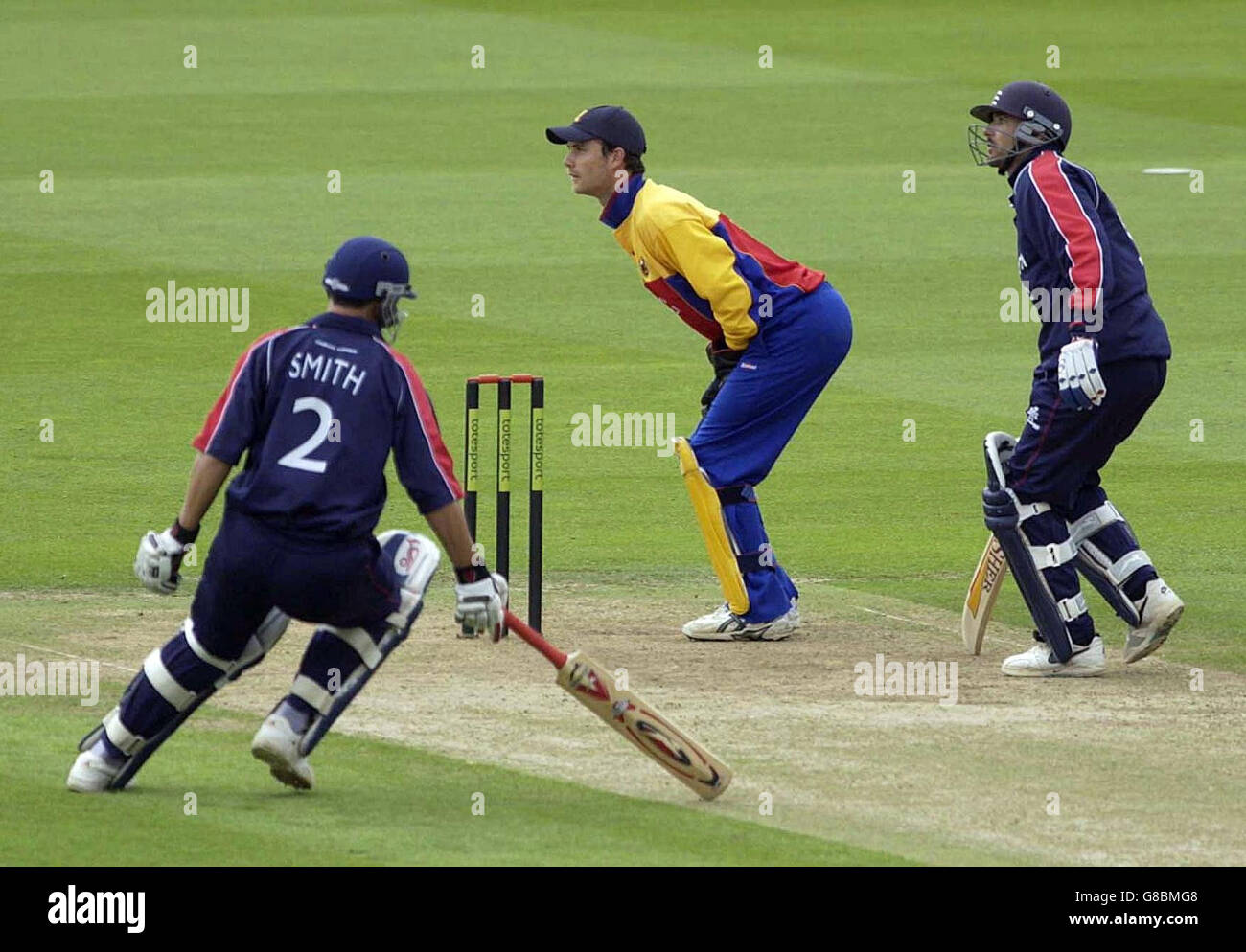 Ed Smith (L), batteur de Middlesex, est resté bloqué et finit par être à court d'eau, comme le regardent son coéquipier Paul Weekes (R) et James Foster (C), gardien de cricket d'Essex. Banque D'Images