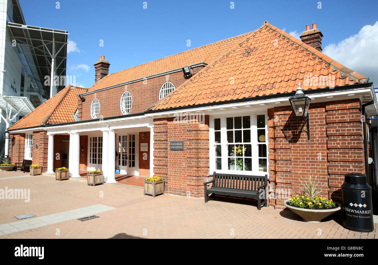 Vue générale du Royal Hong Kong Jockey Club Building pendant le premier jour de la réunion de Cambridgeshire à l'hippodrome de Newmarket. Banque D'Images