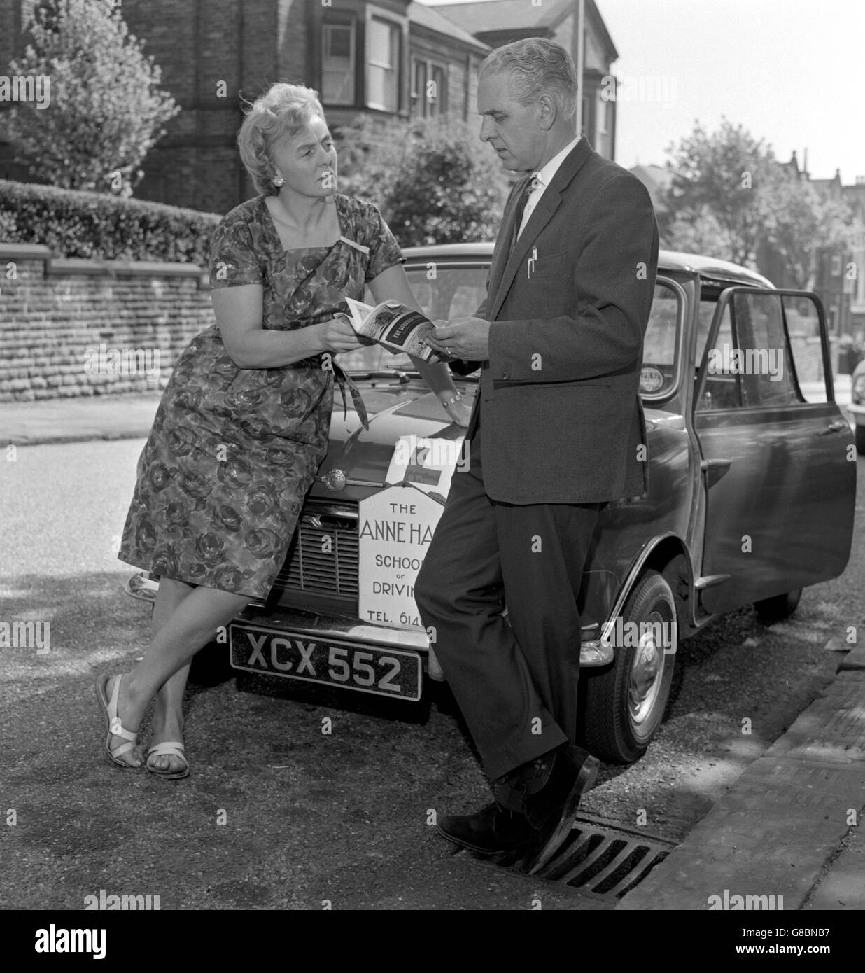 Le rallye britannique ace Anne Hall, qui a récemment pris sa retraite du sport, prend une leçon sur la façon d'enseigner à d'autres personnes comment conduire. Elle a ouvert sa propre école de conduite à Huddersfield, sa ville natale, et elle prend un cours de leçons de son ami, George Murray, qui a également sa propre école de conduite. Banque D'Images