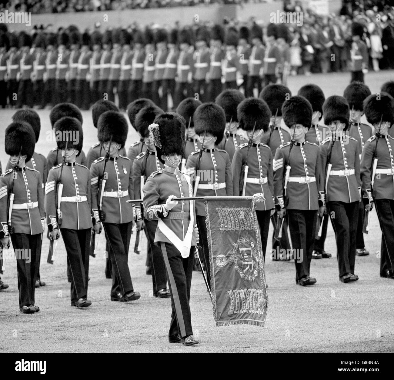Lieutenant Robin Keigwin, gardes irlandais, porter la couleur à la cérémonie de Trooping la couleur sur la parade des gardes à cheval, Londres. Cette année, la couleur des gardes irlandais du 1er Bataillon a été présentée au bataillon par la reine Elizabeth II hier. Banque D'Images