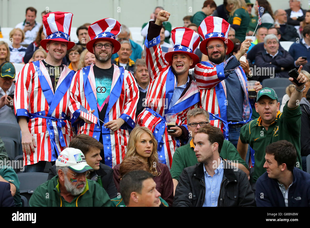 Les fans américains montrent leur soutien dans les tribunes avant le match de la coupe du monde au stade olympique de Londres. APPUYEZ SUR ASSOCIATION photo. Date de la photo: Mercredi 7 octobre 2015. Voir PA Story RUGBYU Afrique du Sud. Le crédit photo devrait se lire comme suit : Gareth Fuller/PA Wire. RESTRICTIONS : strictement aucune utilisation ou association commerciale sans autorisation de RWCL. Utilisation d'images fixes uniquement. L'utilisation implique l'acceptation de la Section 6 des conditions générales de RWC 2015 à l'adresse suivante : http://bit.ly/1MPElTL appelez le +44 (0)1158 447447 pour plus d'informations. Banque D'Images