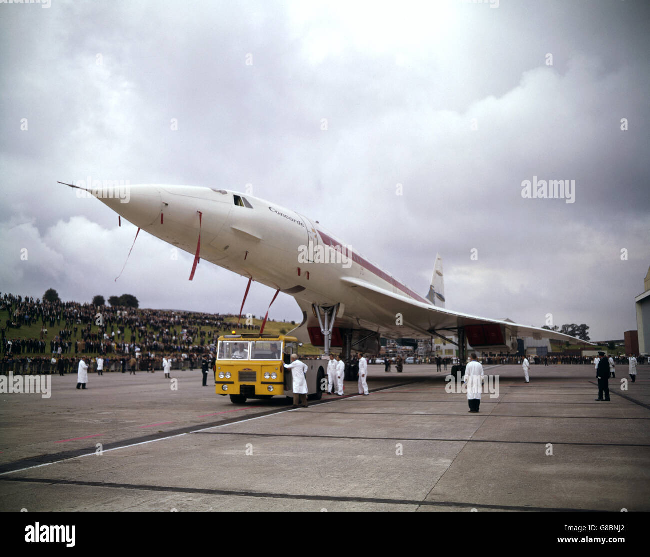 Le paquebot supersonique Concorde de construction britannique laisse son hangar à Filton, Bristol, pour la première fois pour des essais de moteurs. Banque D'Images