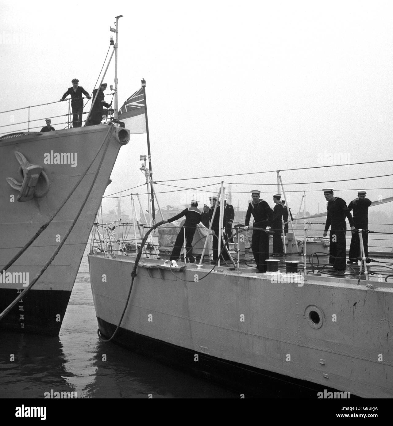 Le HMS Whirlwind (à droite), qui arrive des Antilles, n'a que 50 yards pour se rendre à son poste d'amarrage à Portsmouth lorsqu'elle racle HMS Crossbow. Banque D'Images