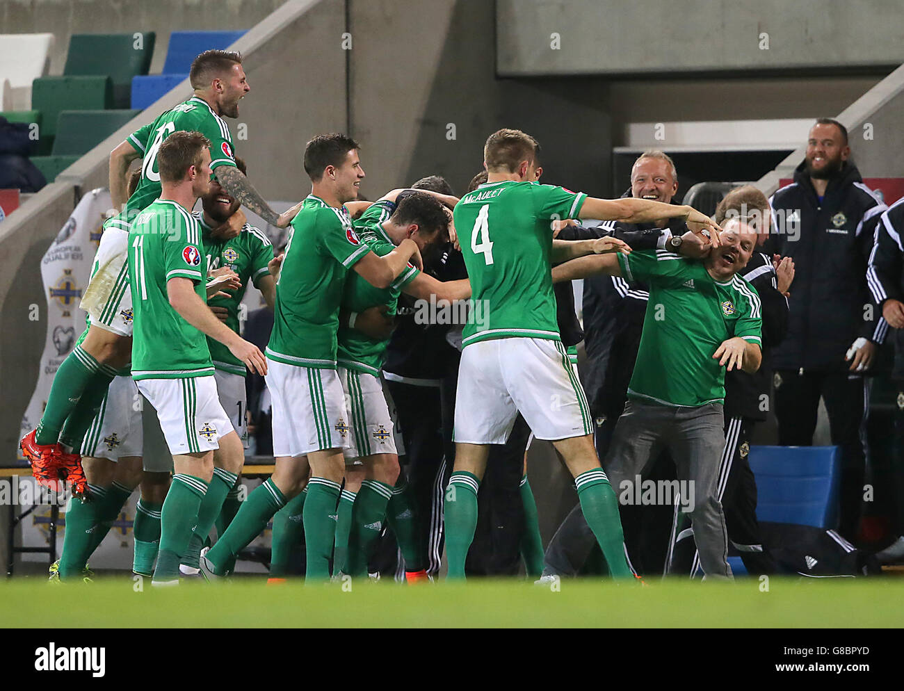 Un fan se joint aux célébrations avec Josh Magennis, de l'Irlande du Nord, alors qu'il célèbre le deuxième but de son équipe lors du match de qualification de l'UEFA European Championship à Windsor Park, Belfast. Banque D'Images