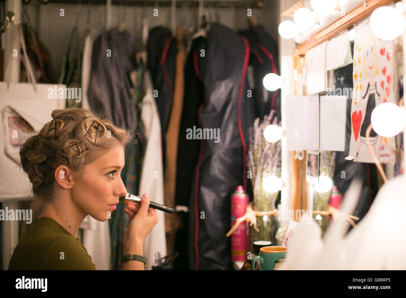 Doano se prépare sur les coulisses avant la comédie musicale les Miserables. Dans le cadre de Save the Children syrien Children's Appeal, avec la compagnie actuelle, les membres de la troupe originale, et des invités spéciaux. Queen's Theatre, Londres. Fil Daniel Leal-Olivas/PA Banque D'Images