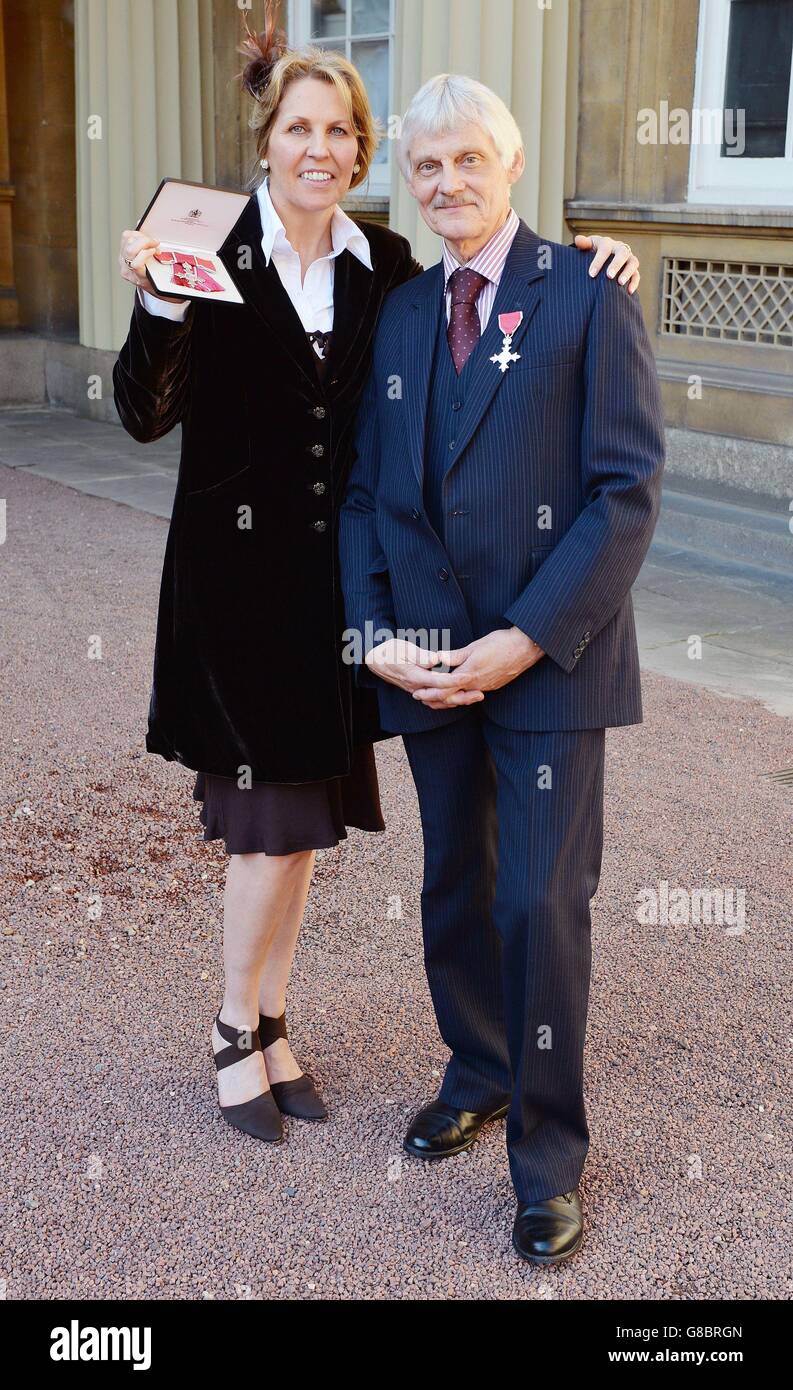 Philippa Langley et le Dr John Ashdown-Hill avec leurs médailles MBE (membre de l'ordre de l'Empire britannique) après leur présentation par la reine Elizabeth II lors d'une cérémonie d'investiture à Buckingham Palace, dans le centre de Londres. Banque D'Images