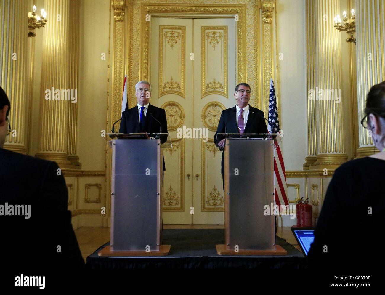 Le secrétaire d’État britannique à la Défense Michael Fallon (à gauche) aux côtés de son homologue américain, Ashton carter, secrétaire d’État à la Défense des États-Unis, qui participe à une conférence de presse à Lancaster House, à Londres. Le gouvernement reste résolu à renforcer le soutien parlementaire aux frappes aériennes de la RAF contre l'État islamique (EI) en Syrie, malgré l'intervention de la Russie dans le conflit, a déclaré Fallon. Banque D'Images