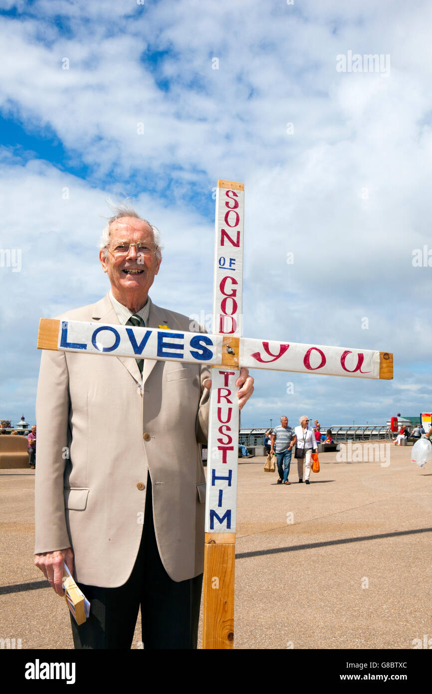 Philip Gascoigne, un prédicateur laïque, avec un message d'amour, et religieux croix chrétienne pour le front de mer de Blackpool, Lancashire Banque D'Images