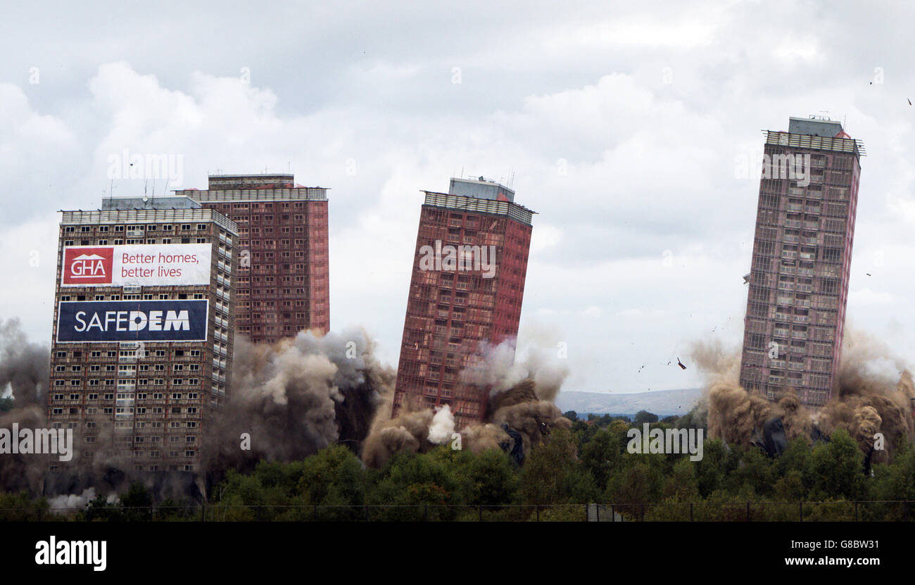 Des appartements de plusieurs étages de Red Road sont démolis dans une explosion contrôlée à Glasgow, en Écosse, dans le cadre du plan de régénération des communautés de la Glasgow Housing Association. Banque D'Images