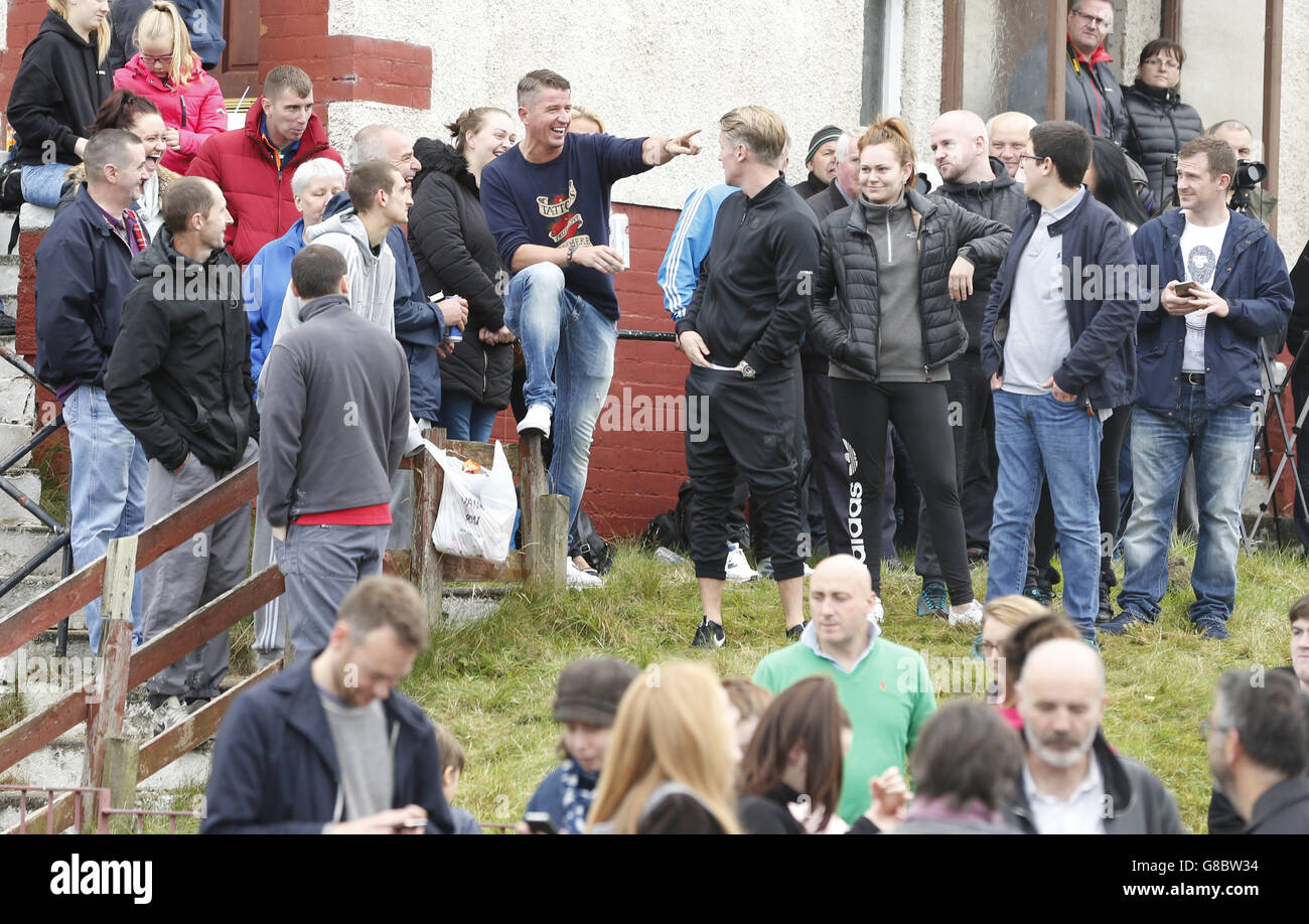 Les membres du public se réunissent en prévision de la démolition de six appartements de plusieurs étages de Red Road en cours de démolition dans le cadre d'une explosion contrôlée à Glasgow, en Écosse, dans le cadre du plan de la Glasgow Housing Association visant à régénérer les communautés de la ville. Banque D'Images