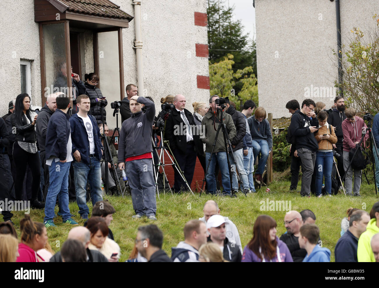 Les membres du public se réunissent en prévision de la démolition de six appartements de plusieurs étages de Red Road en cours de démolition dans le cadre d'une explosion contrôlée à Glasgow, en Écosse, dans le cadre du plan de la Glasgow Housing Association visant à régénérer les communautés de la ville. Banque D'Images