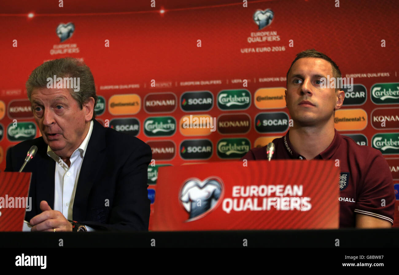 Football - Championnat d'Europe de l'UEFA - Groupe E - Lituanie / Angleterre - Conférence de presse de l'Angleterre - Novotel Vilnius C....Roy Hodgson, directeur de l'Angleterre, avec le capitaine Phil Jagielka lors de la conférence de presse au Novotel Vilnius Centre, Vilnius, Lituanie. Banque D'Images