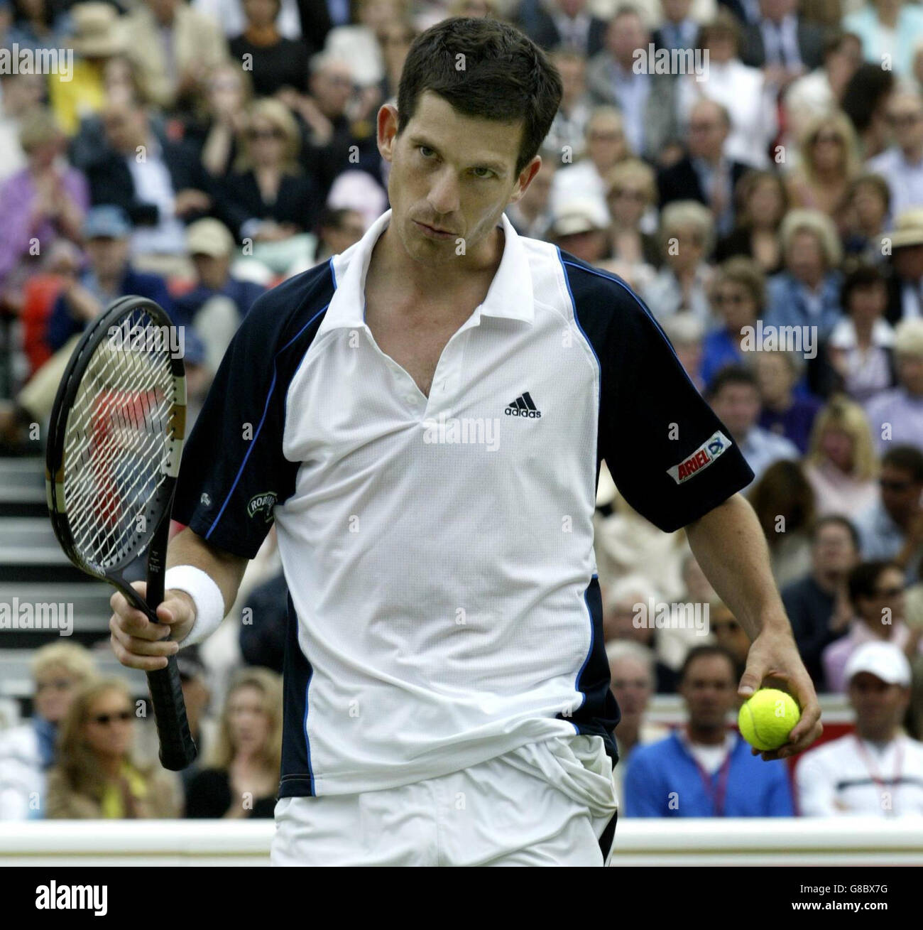 Tennis - Stella Artois Championship 2005 - quart de finale - Tim Henman / Thomas Johansson - Queens Club.Tim Henman, en Grande-Bretagne, montre sa fustration après avoir perdu. Banque D'Images