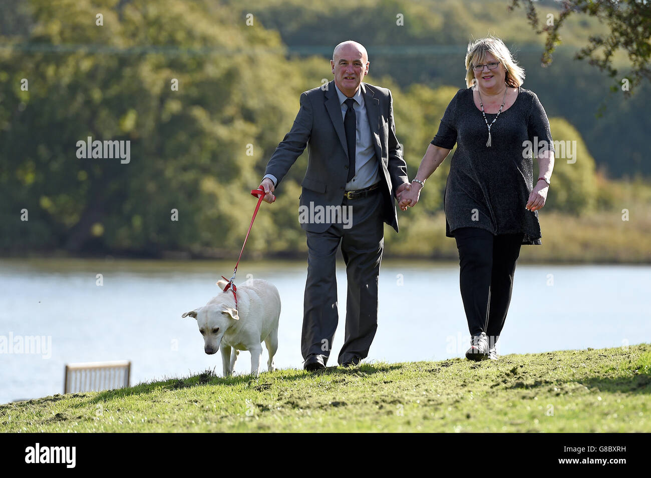 Alan (à gauche) et Jane Slater célèbrent avec leur Labrador Ruby âgé de 2 ans à l'hôtel Riverside Park à Wootton Bridge après une double victoire sur les EuromonM. Banque D'Images