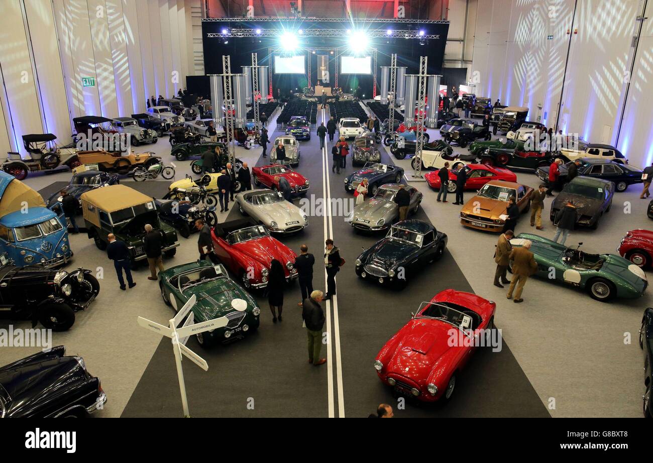 Une vue sur la salle des enchères au Musée impérial de la guerre, Duxford, tandis que les acheteurs potentiels regardent de plus près lors d'une visite avant la vente aux enchères des classiques H&amp;H, des voitures classiques et des motos,Y compris deux des plus rares et les plus recherchés Ferraris jamais fait qui sont vendus pour recueillir des fonds pour la Royal National Lifeboat institution (RNLI). Banque D'Images