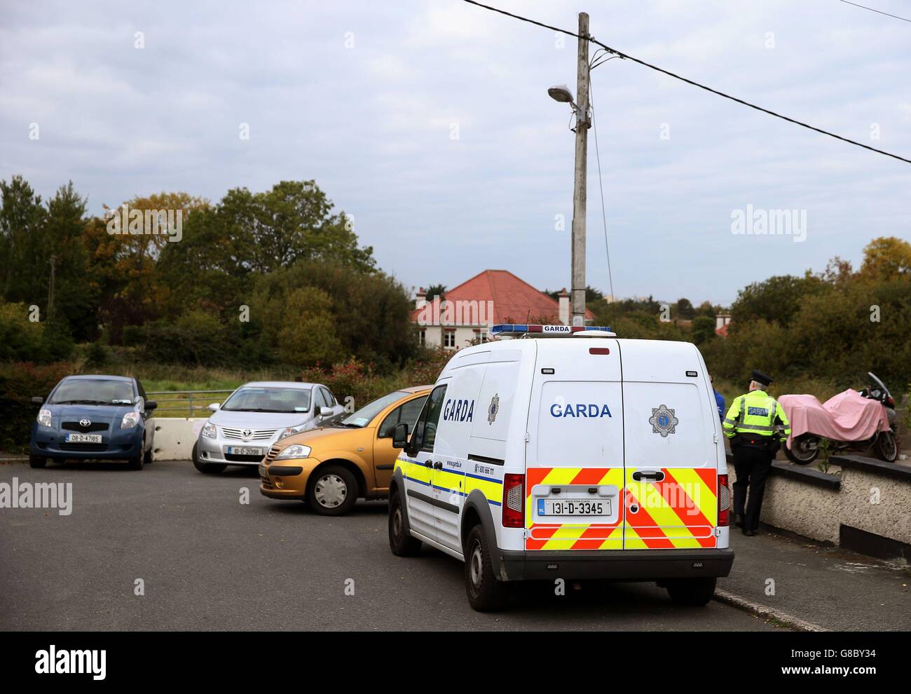 Une présence de Garda à Rockville Drive, dans le sud de Dublin, le cul-de-sac prévu pour les logements d'urgence pour les survivants d'un incendie qui a tué 10 personnes, dont cinq enfants, qui ont dit les chefs du conseil, seront utilisés jusqu'à la fin de l'année prochaine. Banque D'Images