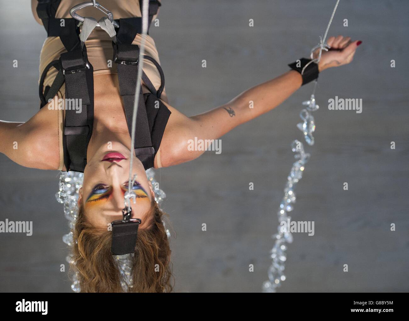 Rainbow Body - Gazelli Art House, une installation de représentation spécifique au site de Gazelli Art House à Londres pour la durée de la foire d'art Frieze. Banque D'Images