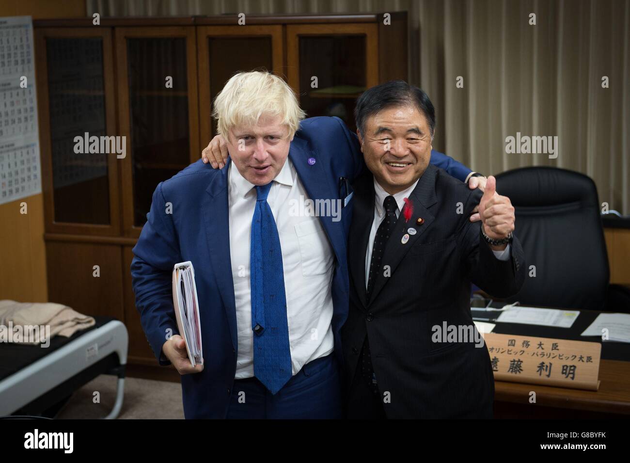 Le maire de Londres Boris Johnson rencontre le ministre des Jeux Olympiques du Japon, Endo Toshiaki, qui est chargé de la tenue des Jeux Olympiques de Tokyo en 2020, au cours de la dernière journée d'une visite commerciale de quatre jours au Japon. Banque D'Images