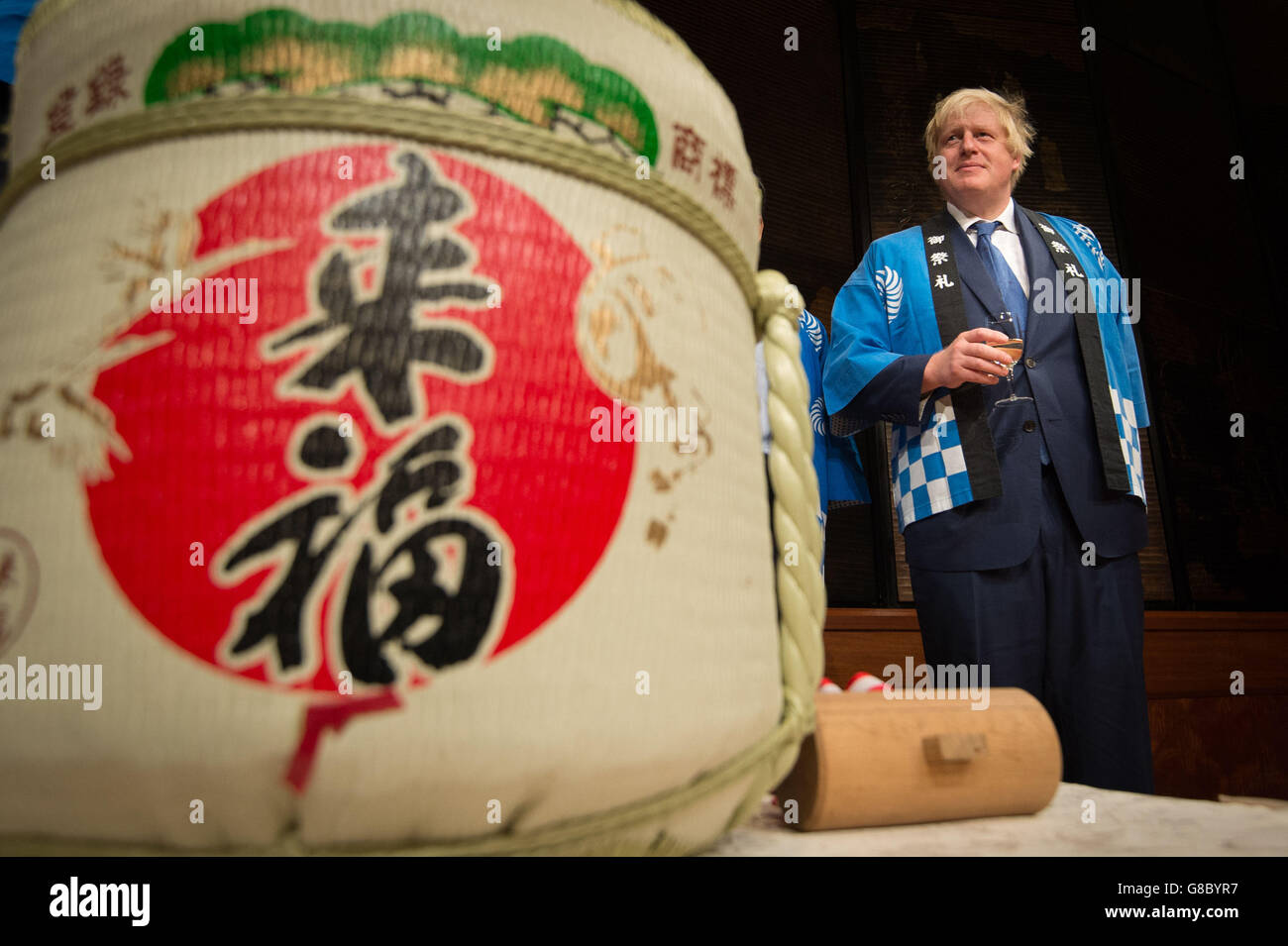 Le maire de Londres Boris Johnson prend part à une cérémonie de saké japonaise traditionnelle après avoir prononcé un discours devant les chambres de commerce britannique et américaine de Tokyo, au cours de la dernière journée d'une visite commerciale de quatre jours au Japon. Banque D'Images
