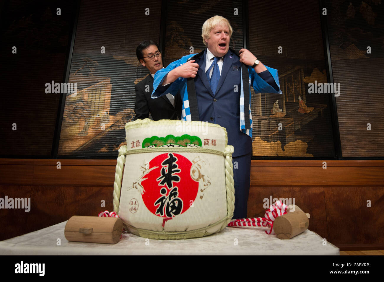 Le maire de Londres Boris Johnson prend part à une cérémonie de saké japonaise traditionnelle après avoir prononcé un discours devant les chambres de commerce britannique et américaine de Tokyo, au cours de la dernière journée d'une visite commerciale de quatre jours au Japon. Banque D'Images