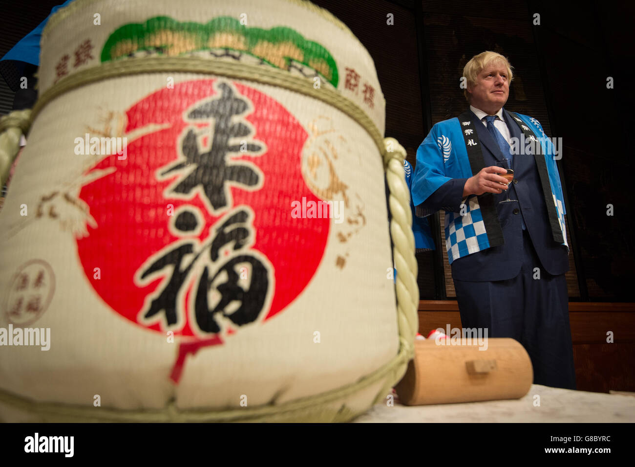 Le maire de Londres Boris Johnson prend part à une cérémonie de saké japonaise traditionnelle après avoir prononcé un discours devant les chambres de commerce britannique et américaine de Tokyo, au cours de la dernière journée d'une visite commerciale de quatre jours au Japon. Banque D'Images