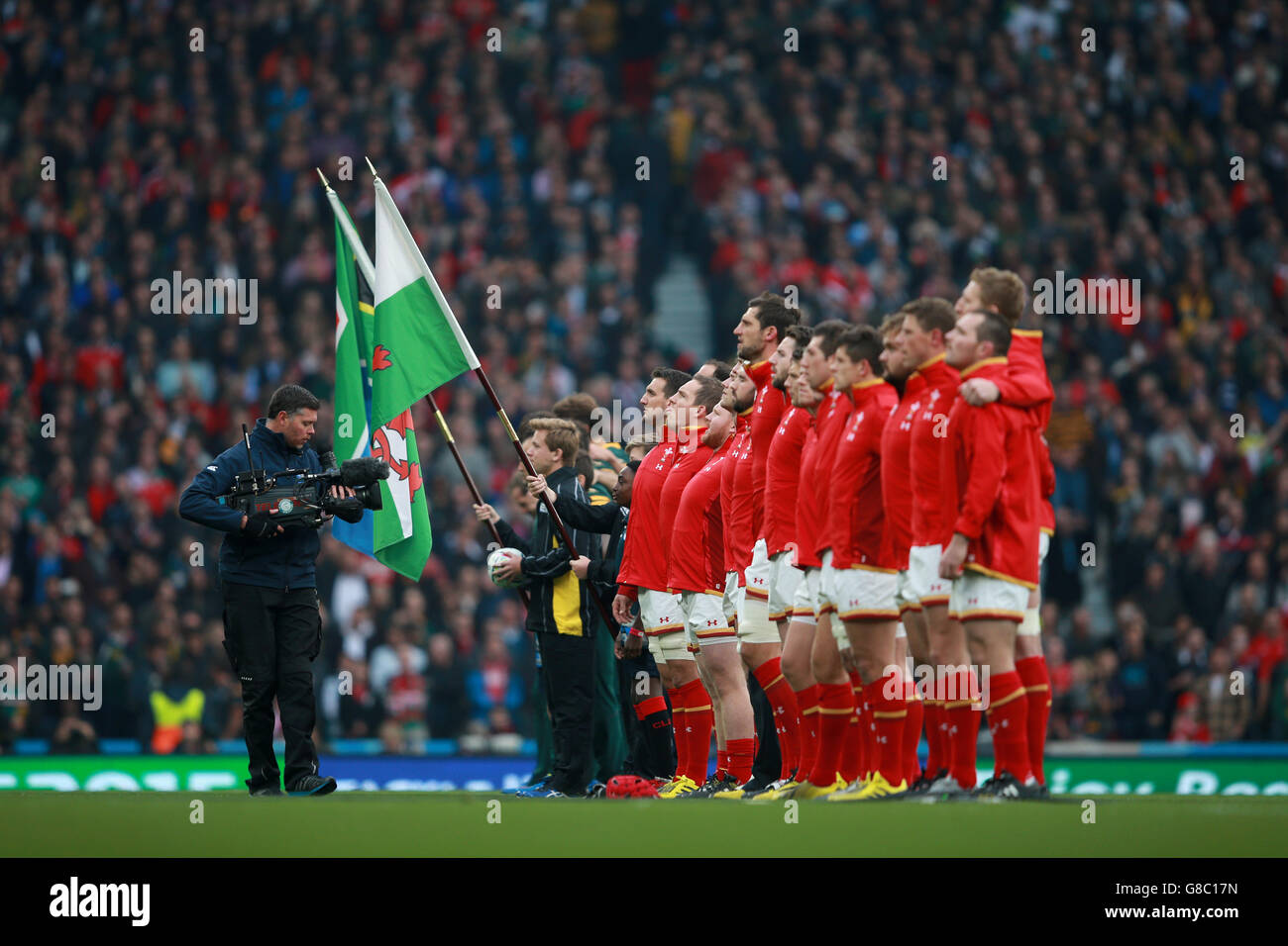 Les joueurs du pays de Galles se disputent l'hymne national avant le match de la coupe du monde de rugby au stade de Twickenham, à Londres. Banque D'Images