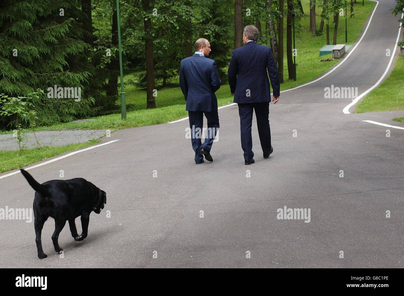 Le Premier ministre britannique Tony Blair (à droite) marche avec le président russe Vladimir Poutine et son chien Konie dans sa datcha privée à l'extérieur de Moscou. Banque D'Images
