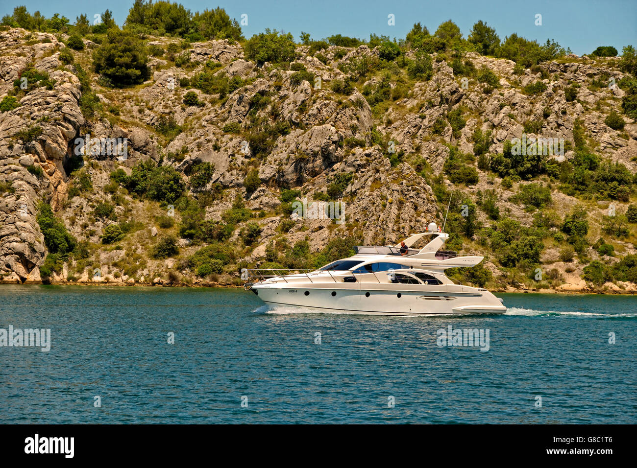 Cruising Yacht motoring près de Sibenik sur la rivière Cikola, Dalmatie, Croatie. Banque D'Images
