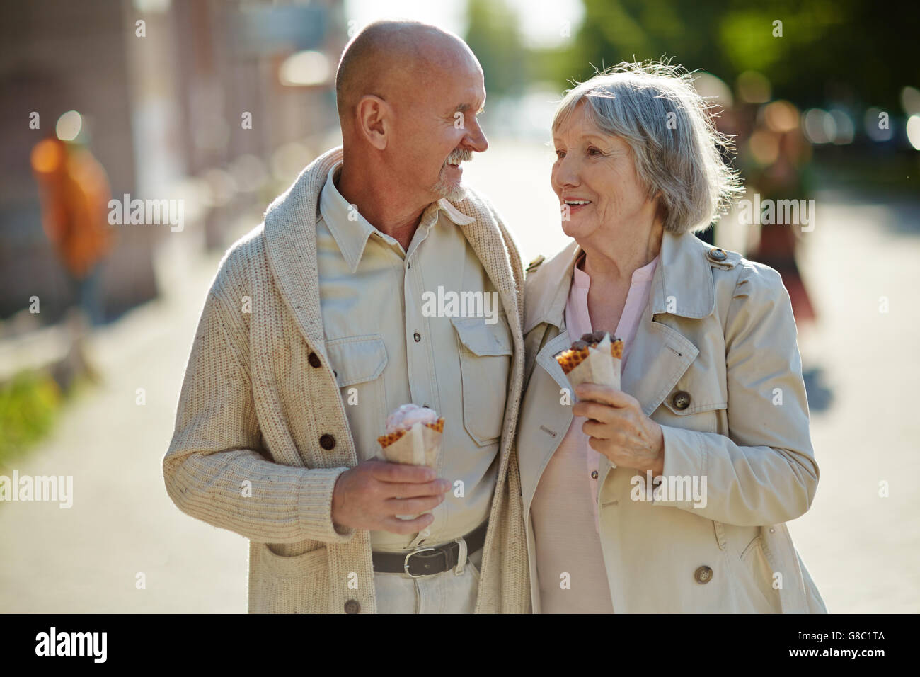 Eating ice-cream Banque D'Images