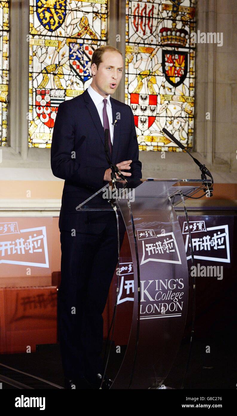 Le duc de Cambridge, lors de son discours devant un public d'étudiants en direct, et la plus grande chaîne de télévision chinoise CCTV1, sur le commerce illégal de la faune au bâtiment de la bibliothèque Maughan King's College, dans le centre de Londres. Banque D'Images