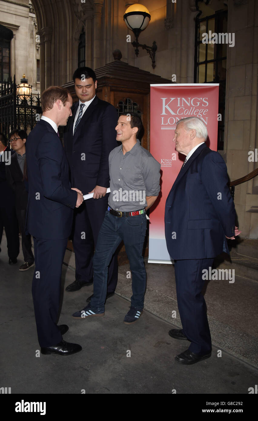 Le duc de Cambridge (à gauche) rencontre le joueur de basket-ball Yao Ming, le présentateur de télévision Bear Grylls et Sir David Attenborough au King's College de Londres, avant d'enregistrer un discours sur le commerce illégal de la faune pour la télévision chinoise. Banque D'Images
