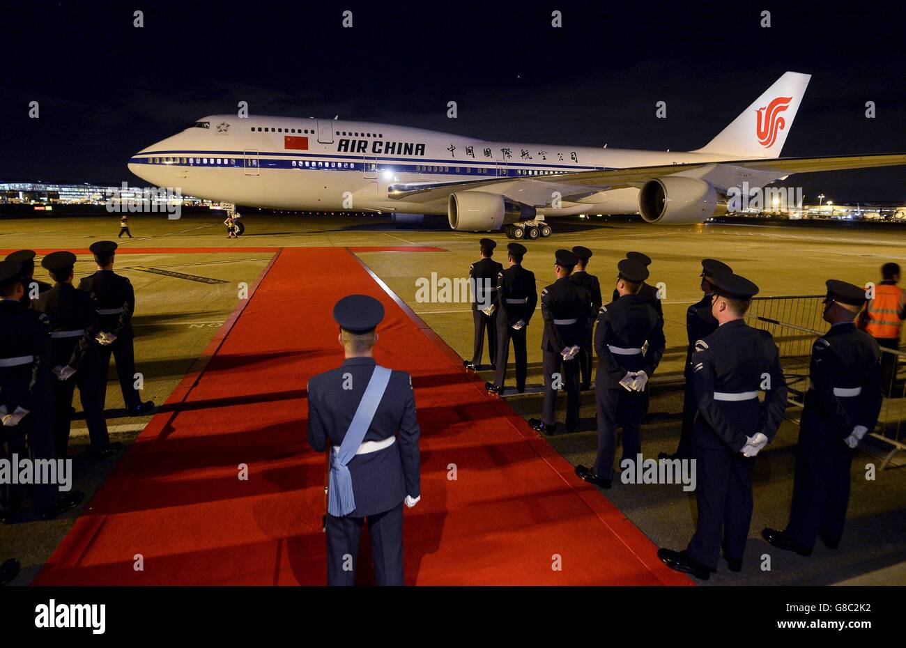 Un avion transportant le président chinois Xi Jinping et sa femme Peng Liyuan arrive à l'aéroport de Londres Heathrow. Banque D'Images