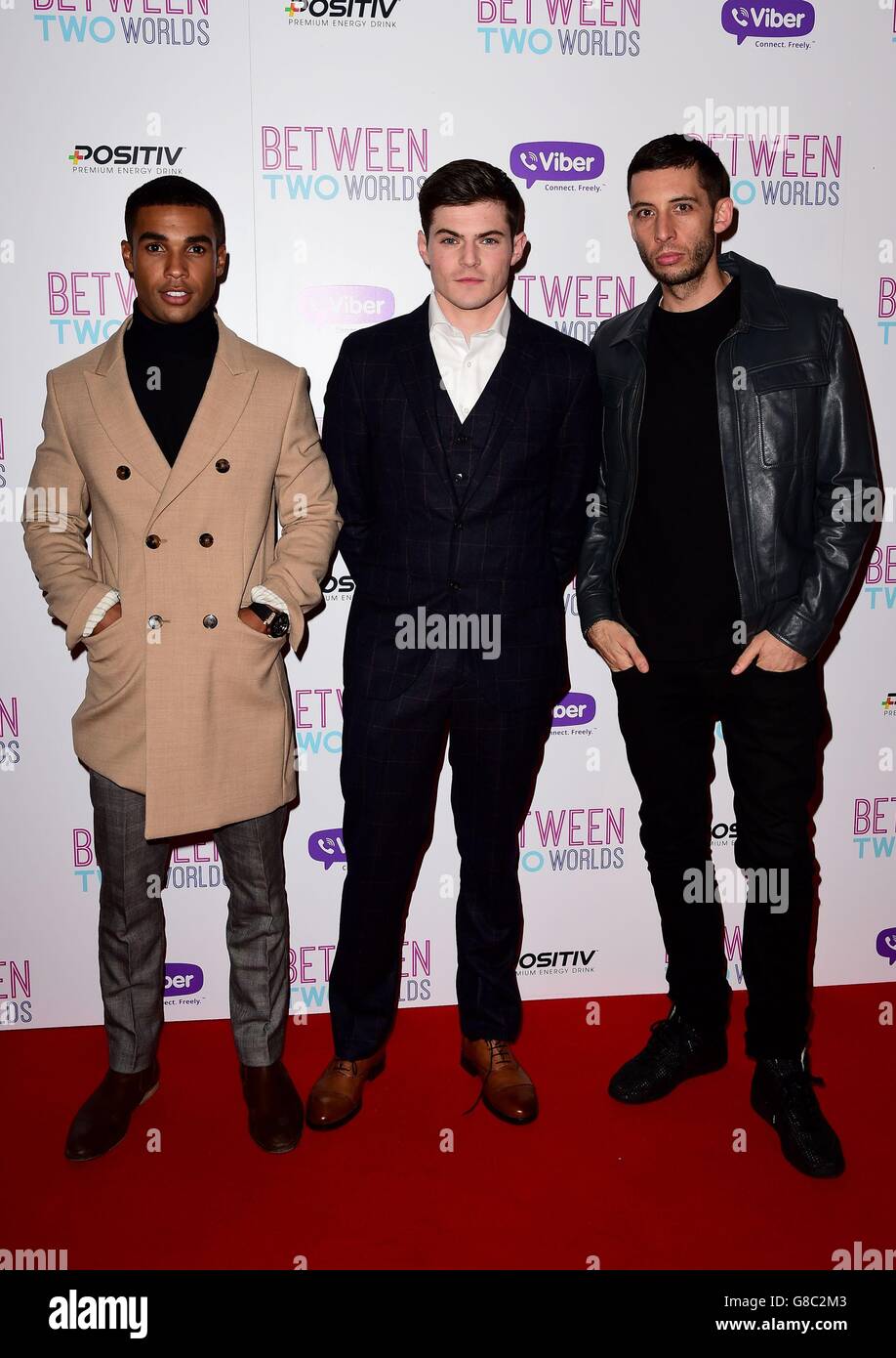 Lucien Laviscount, Chris Mason et Elliot Greave (exemple) assistent à la première mondiale de l'entre-deux-mondes à Picturehouse Central, Londres. Banque D'Images