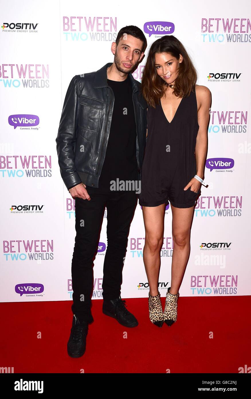 Elliot Greave (exemple) et Erin McNaught assistent à la première mondiale d'entre deux mondes à Picturehouse Central, Londres. Banque D'Images