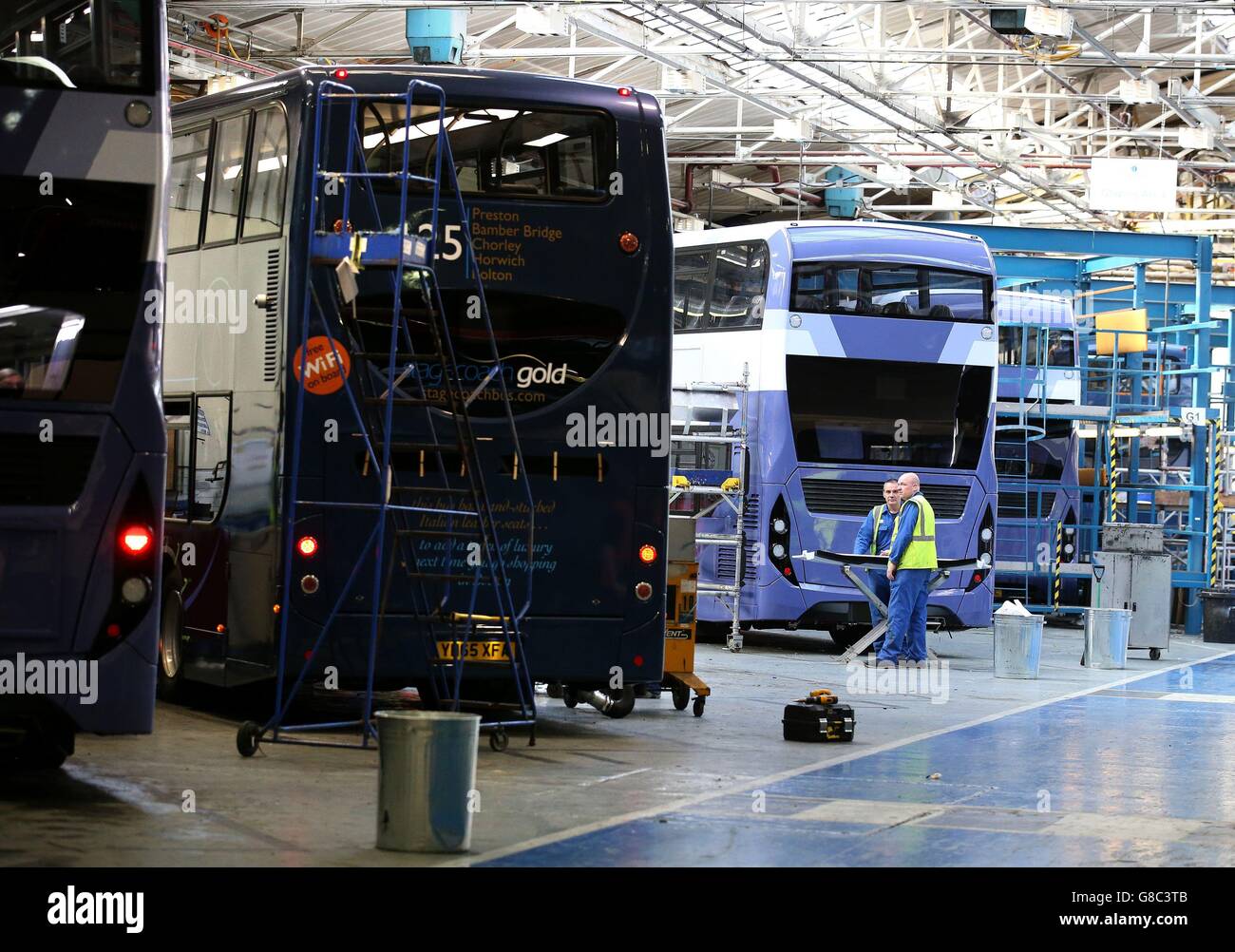 Bus dans le hall d'arrivée de l'usine Alexander Dennis Limited de Falkirk, après que le fabricant écossais ait signé un accord pour construire des véhicules pour le plus grand producteur mondial d'autobus électriques, qui pourrait valoir près de 2 milliards de livres. Banque D'Images