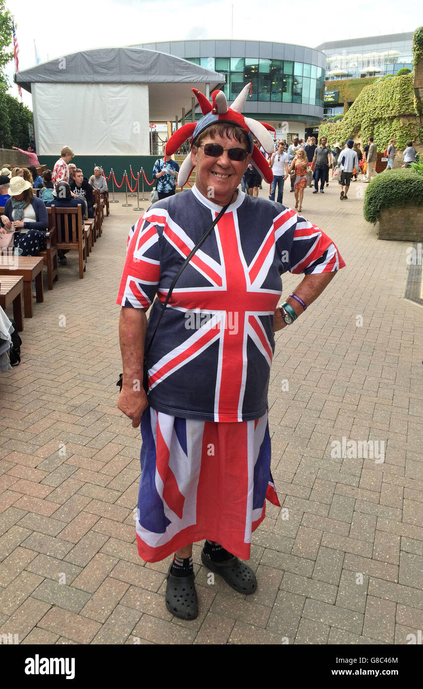 Sue Callaghan, 63, de Walton sur la Colline, qui a fait du camping dans la célèbre SW19 depuis quatre décennies d'attente pour l'ensemble de la quinzaine du Slam, le deuxième jour du tournoi de Wimbledon à l'All England Lawn Tennis et croquet Club, Wimbledon. Banque D'Images