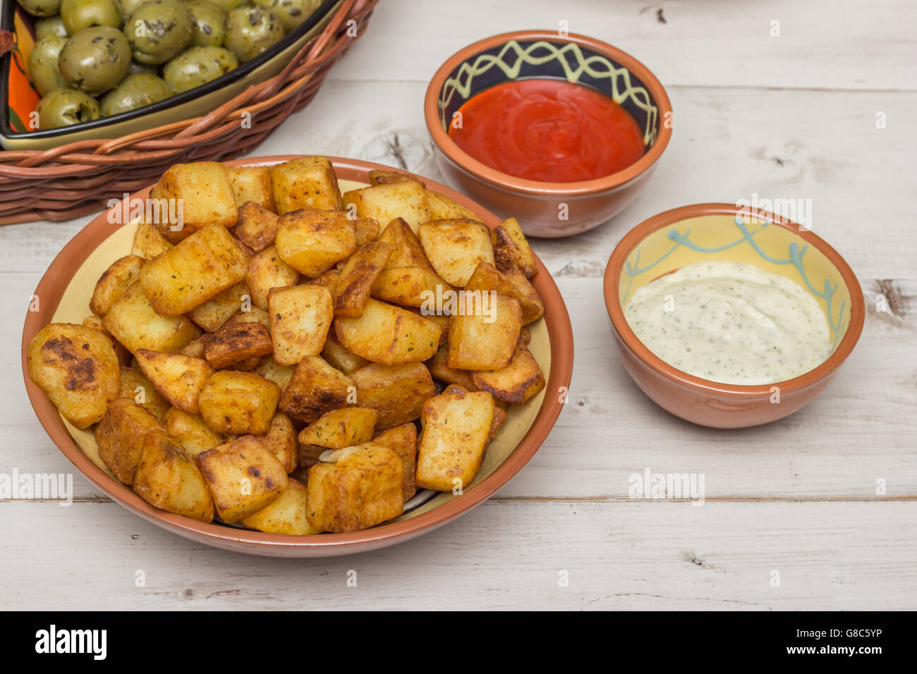 L'Espagnol tapa patatas bravas avec hot sauce aïoli et Banque D'Images