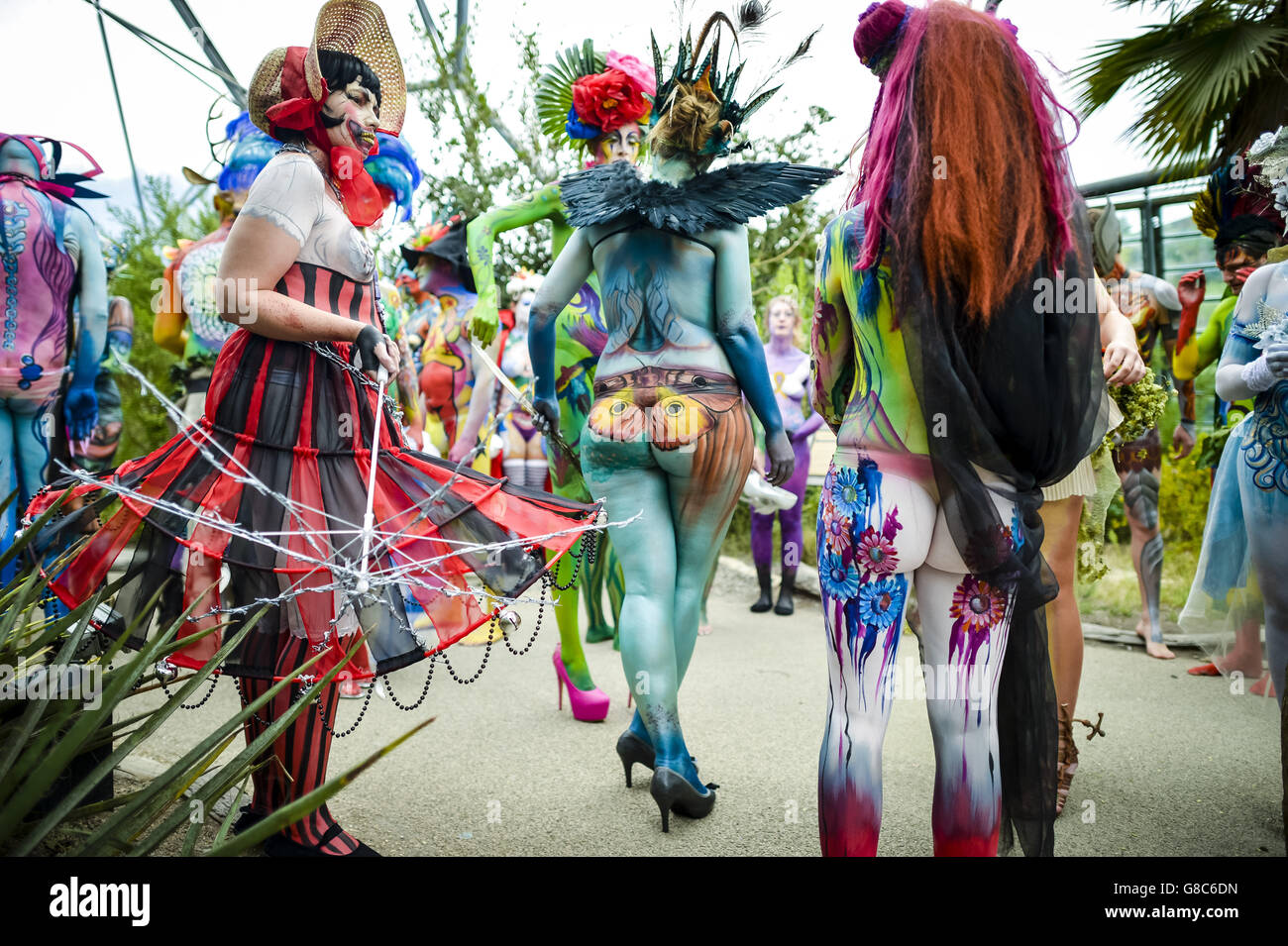 Des modèles attendent de défilé à l'intérieur du Biome méditerranéen, pendant l'événement de deux jours du BodyFactory International Body Painting Festival à l'Eden Project, en Cornouailles. Banque D'Images