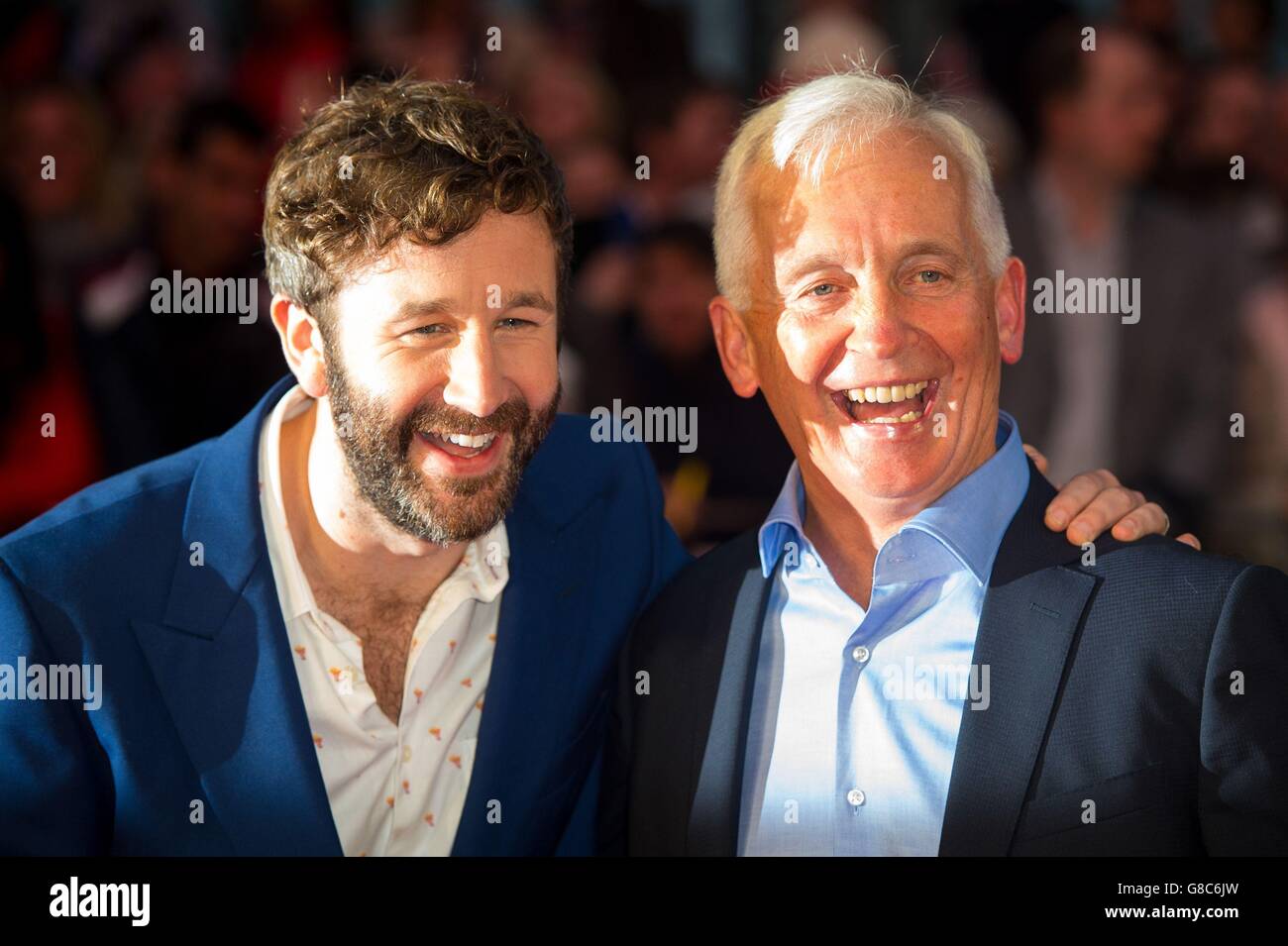 Chris O'Dowd (à gauche) et le journaliste David Walsh, qu'il joue à l'écran pour assister à la première du Programme lors du 59ème Festival du film BFI de Londres au cinéma Odeon, Leicester Square, Londres. Banque D'Images