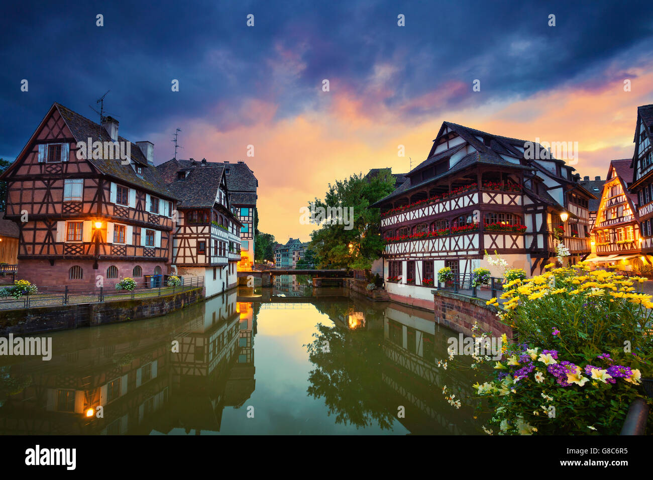 Strasbourg. image de vieille ville de strasbourg pendant le coucher du soleil spectaculaire. Banque D'Images