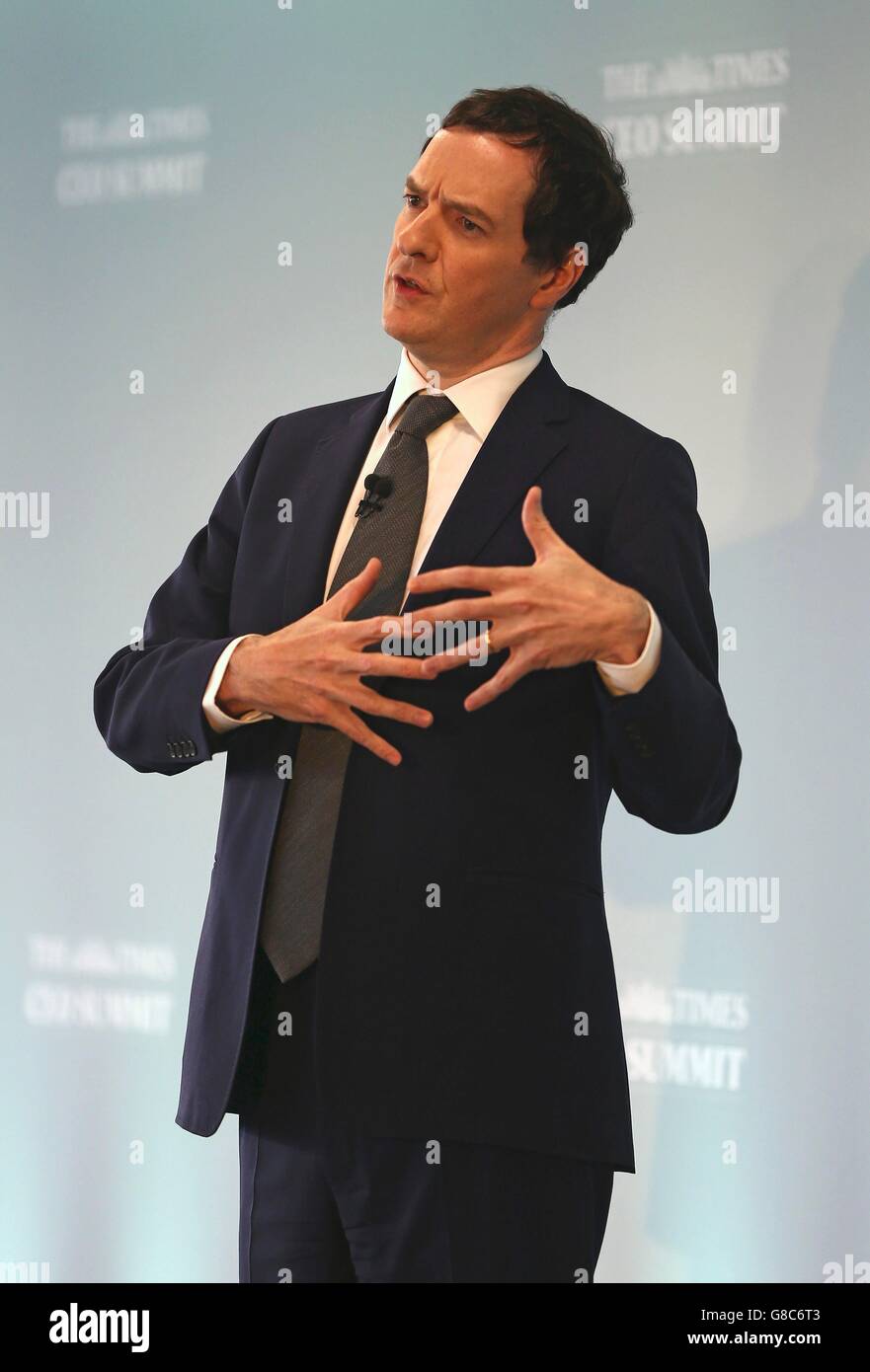 Le Chancelier George Osborne s'exprime à la fois CEO Summit à Londres. Banque D'Images