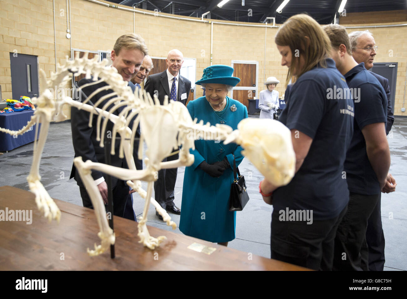 La reine Elizabeth II et le duc d'Édimbourg visitent le bâtiment des compétences cliniques pour les grands animaux de l'Université de Surrey à Guildford, dans le Surrey, où elle a officiellement ouvert une nouvelle école vétérinaire de pointe. Banque D'Images