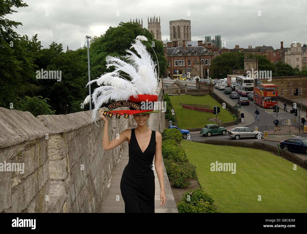 Sara Mahmood présente un chapeau représentant le célèbre train à vapeur « Flying Scotsman », devant la Royal Ascot de cette semaine à York. Banque D'Images