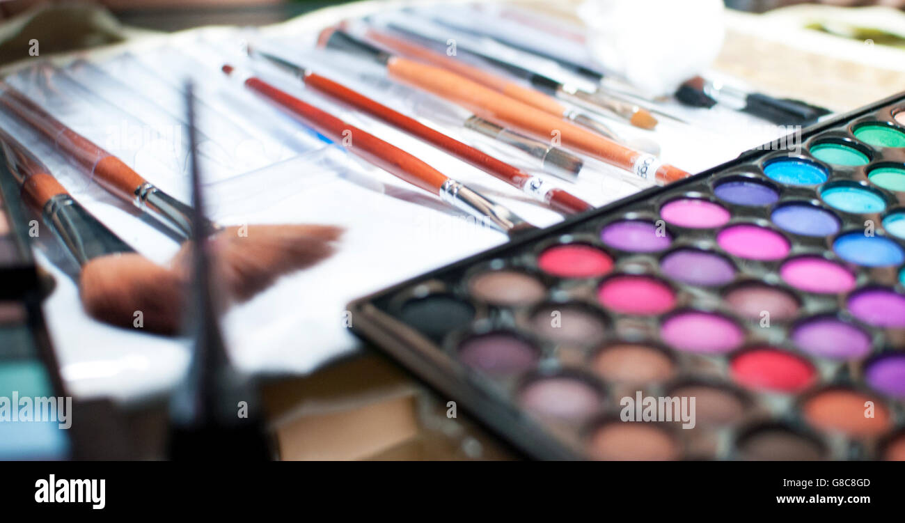 Pinceaux de maquillage et le maquillage ombres à paupières Banque D'Images