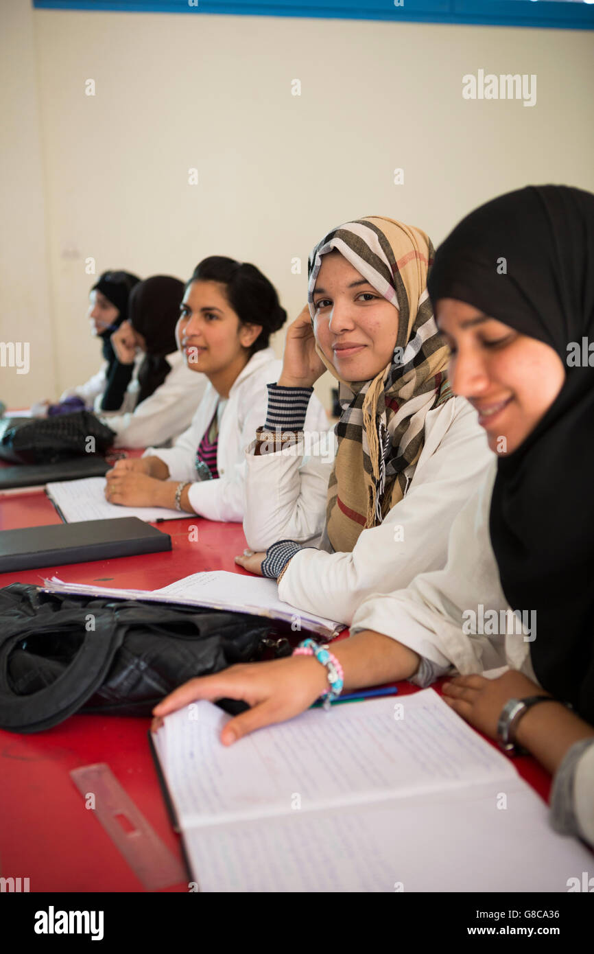 Les étudiants apprennent dans un cours de formation professionnelle à Agadir, au Maroc. Banque D'Images
