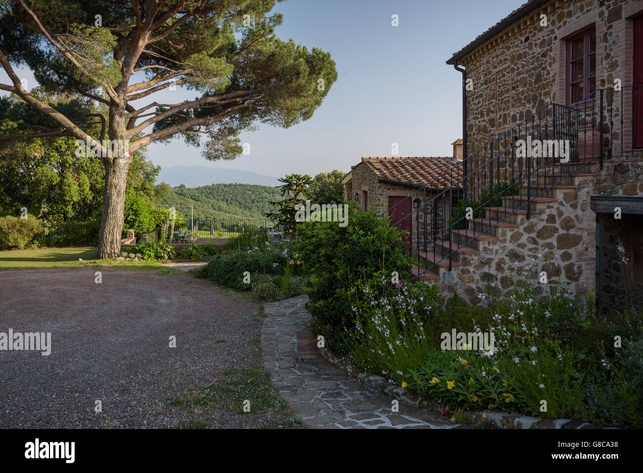 Belle maison ancienne avec des pierres au printemps. Banque D'Images
