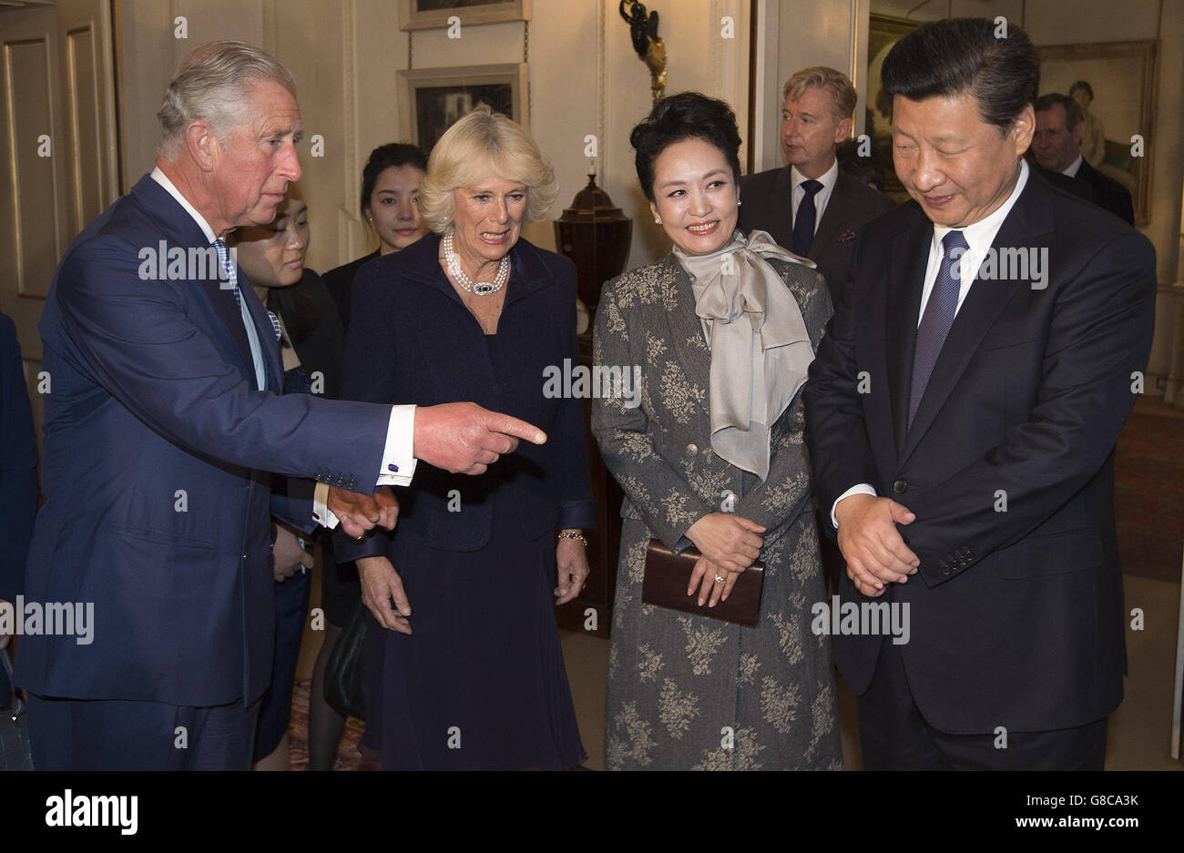 Le Président de la République populaire de Chine, M. Xi Jinping et la première Dame de Chine Peng Liyuan, rencontrent le Prince de Galles et la duchesse de Cornouailles à Clarence House, Londres pour le thé de Chine le premier jour de la visite d'État du Président au Royaume-Uni. Banque D'Images