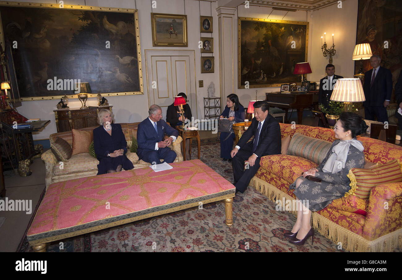 Le Président de la République populaire de Chine, M. Xi Jinping et la première Dame de Chine Peng Liyuan, rencontrent le Prince de Galles et la duchesse de Cornouailles à Clarence House, Londres pour le thé de Chine le premier jour de la visite d'État du Président au Royaume-Uni. Banque D'Images