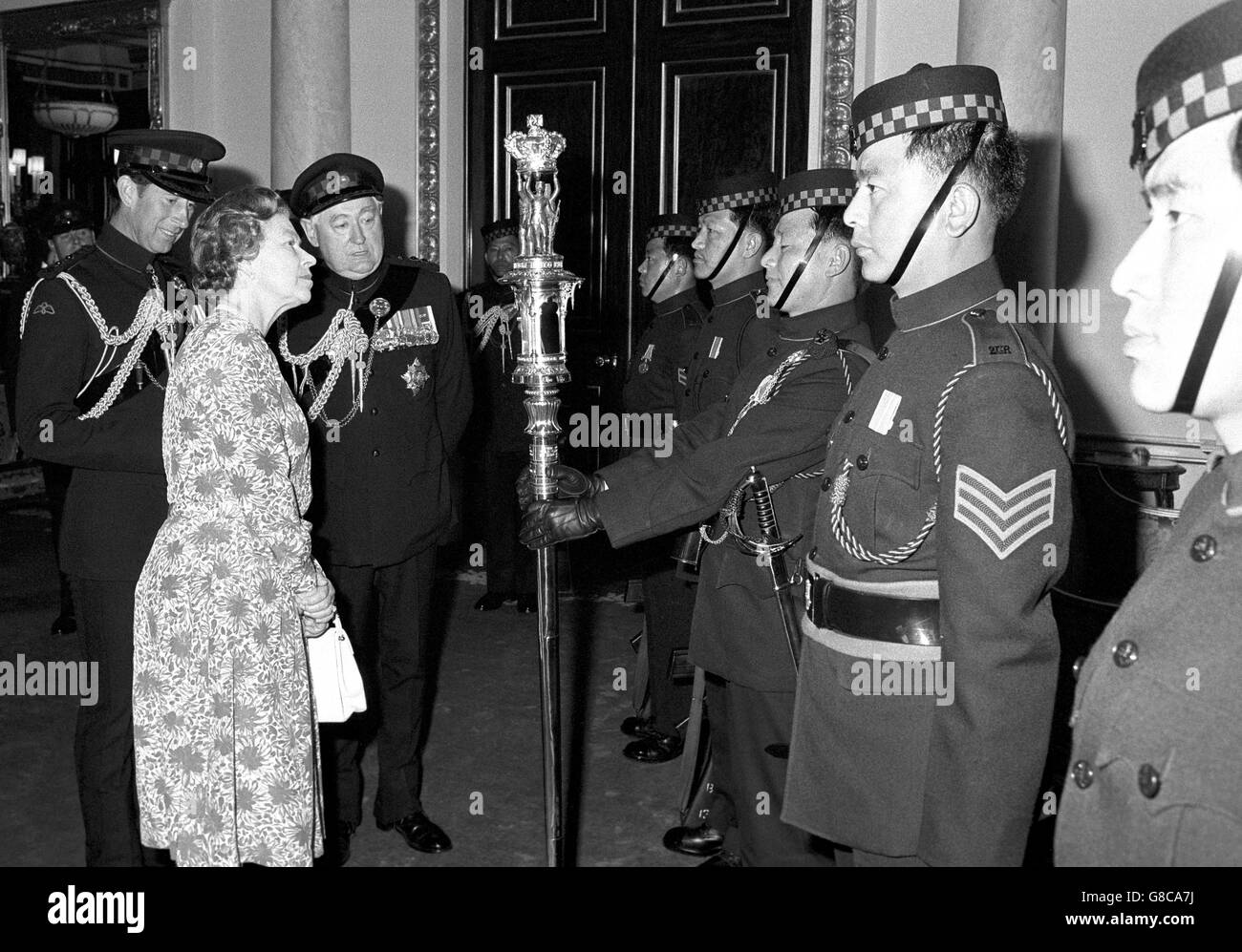 La reine Elizabeth II, surveillée par le prince de Galles et le maréchal Sir Edwin Bramall (3e à gauche) inspecte le matraque de la reine gardé par les Gurkhas du 2e roi Edward VII, lorsque le régiment a été reçu au palais de Buckingham.Ce n'est que la troisième fois depuis le couronnement de la Reine que la cérémonie a eu lieu. Banque D'Images